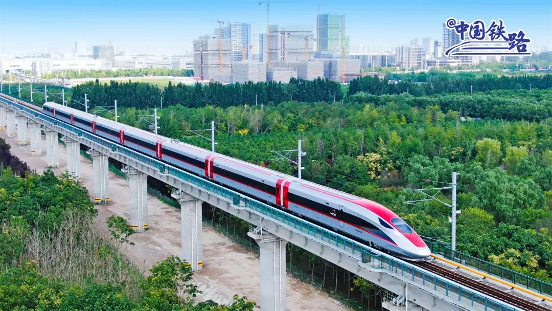 雅万高铁高速动车组车体外观呈流线型,采用银,红色涂装,寓意"繁荣昌盛