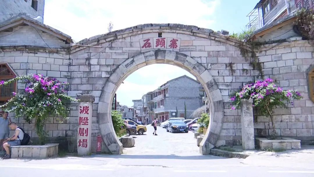 黄果树旅游区黄果树镇石头寨村盛夏消暑好去处特色美景引客来