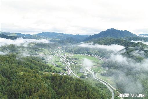 8月8日,青山环绕,薄雾轻罩下的湖南省郴州市桂东县寨前镇槐村村,景