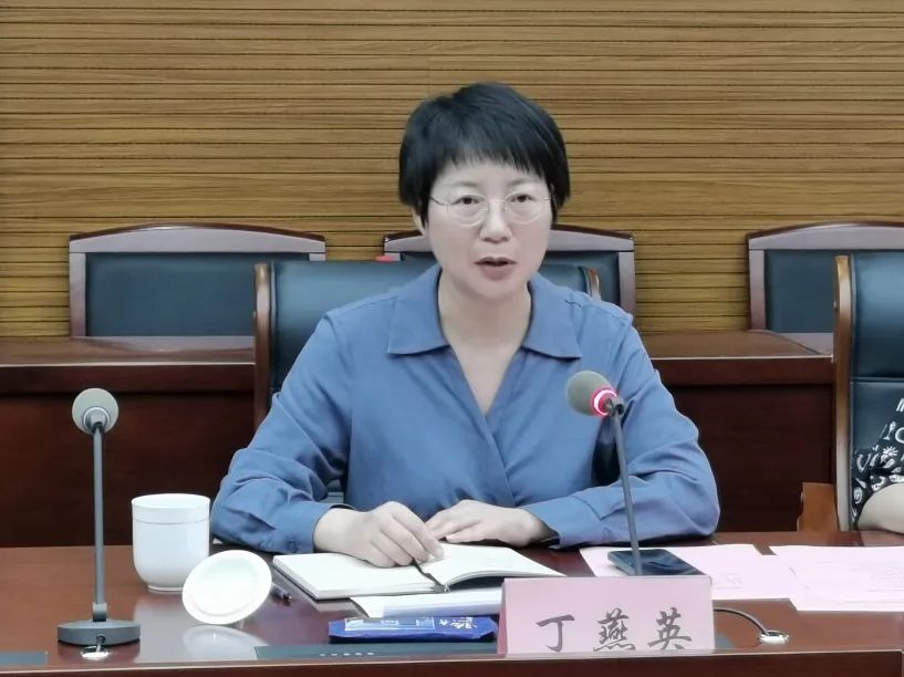 德清县人民政府副县长丁燕英在听取座谈会人员交流及专家指导后,并作