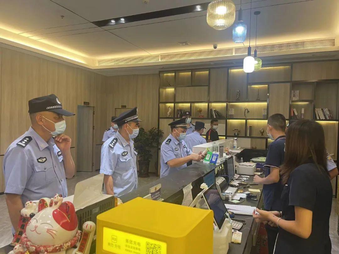 县公安局党委书记,局长梁虎泉,县公安局党委委员,副局长司徒平深入