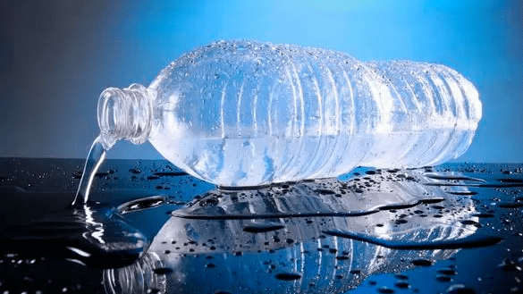 瓶装水两元时代即将结束，高价水真的值得“高价”吗？