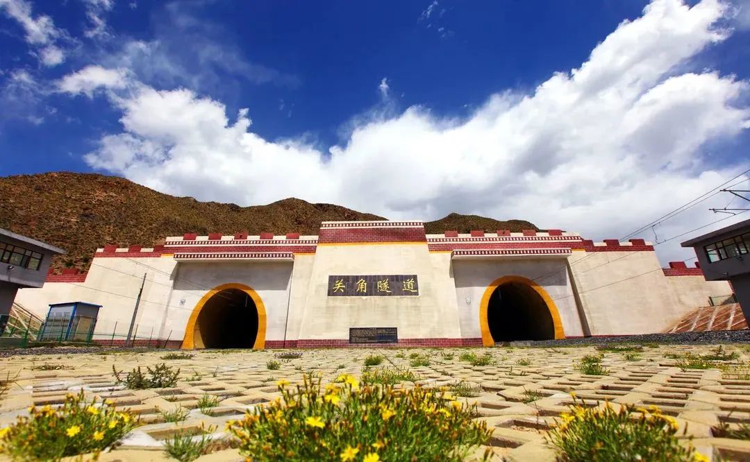 突破30公里这是中国铁路高原隧道长度平均海拔3500米新关角隧道全长