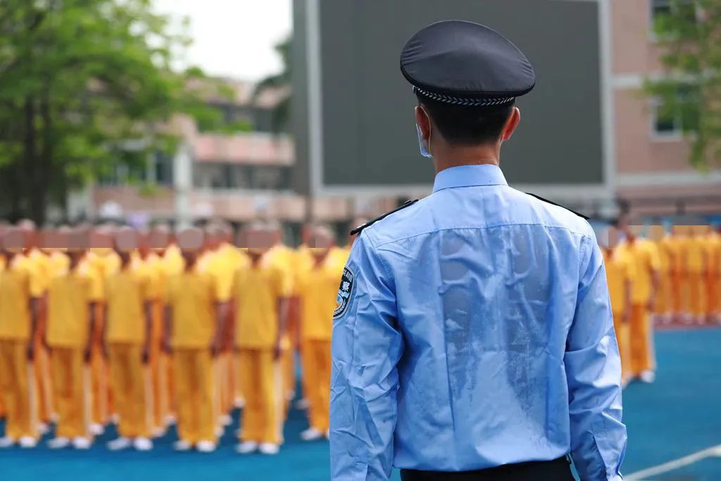 图说戒毒民警的一天