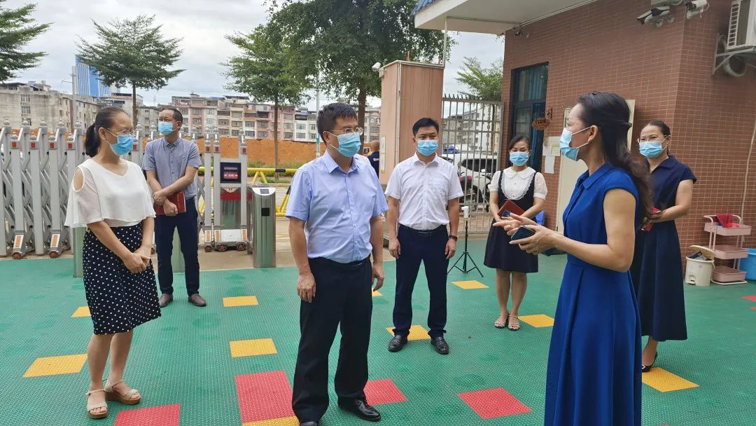到城东小学调研教育均衡发展工作情况;到武宣县中学调研"十二种"养成