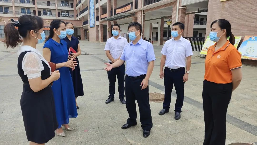 到城东小学调研教育均衡发展工作情况;到武宣县中学调研"十二种"养成