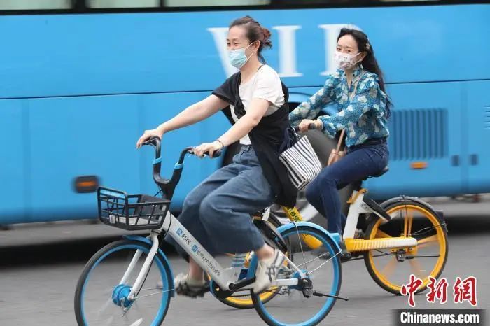 資料圖:市民在路上騎共享單車.張亨偉 攝