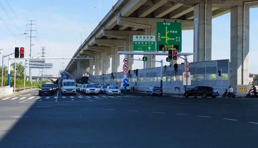 這裡正在增設一條潮汐車道將緩解嘉閔高架銀都路匝道擁堵