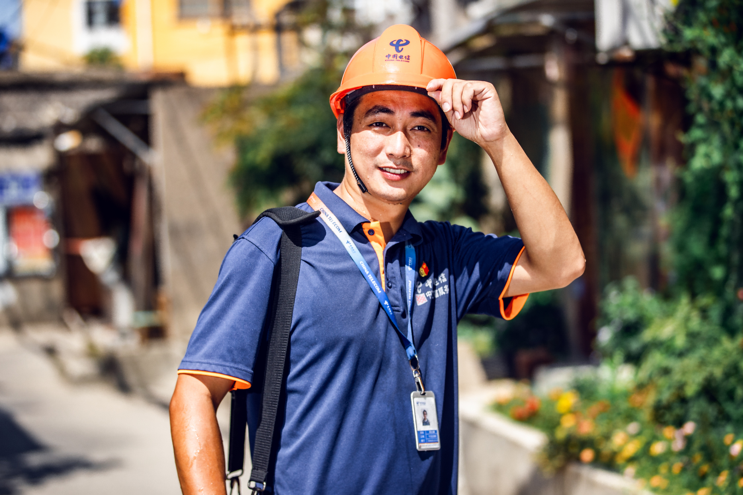 40高温下的炎值担当电信人坚守一线不服暑挥洒汗水交付满格