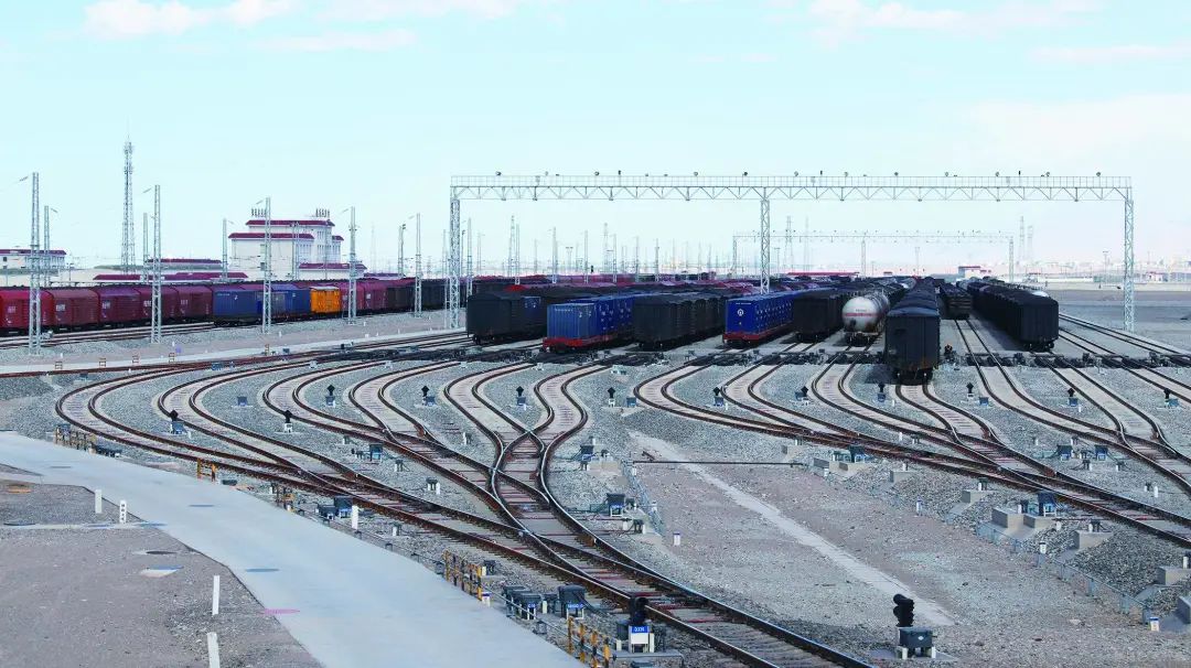 格尔木南站完成解编列车21420列