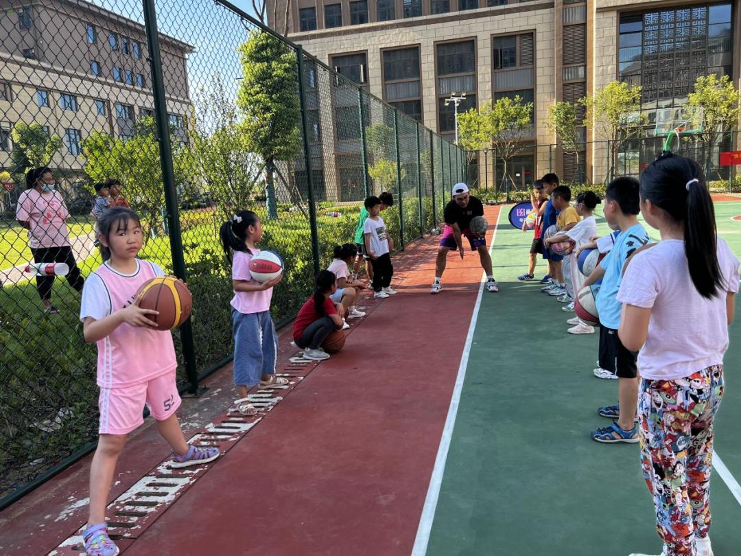 快乐暑假 篮球相伴 | 肥西经开区华南城社区开展青少年健身活动_澎湃