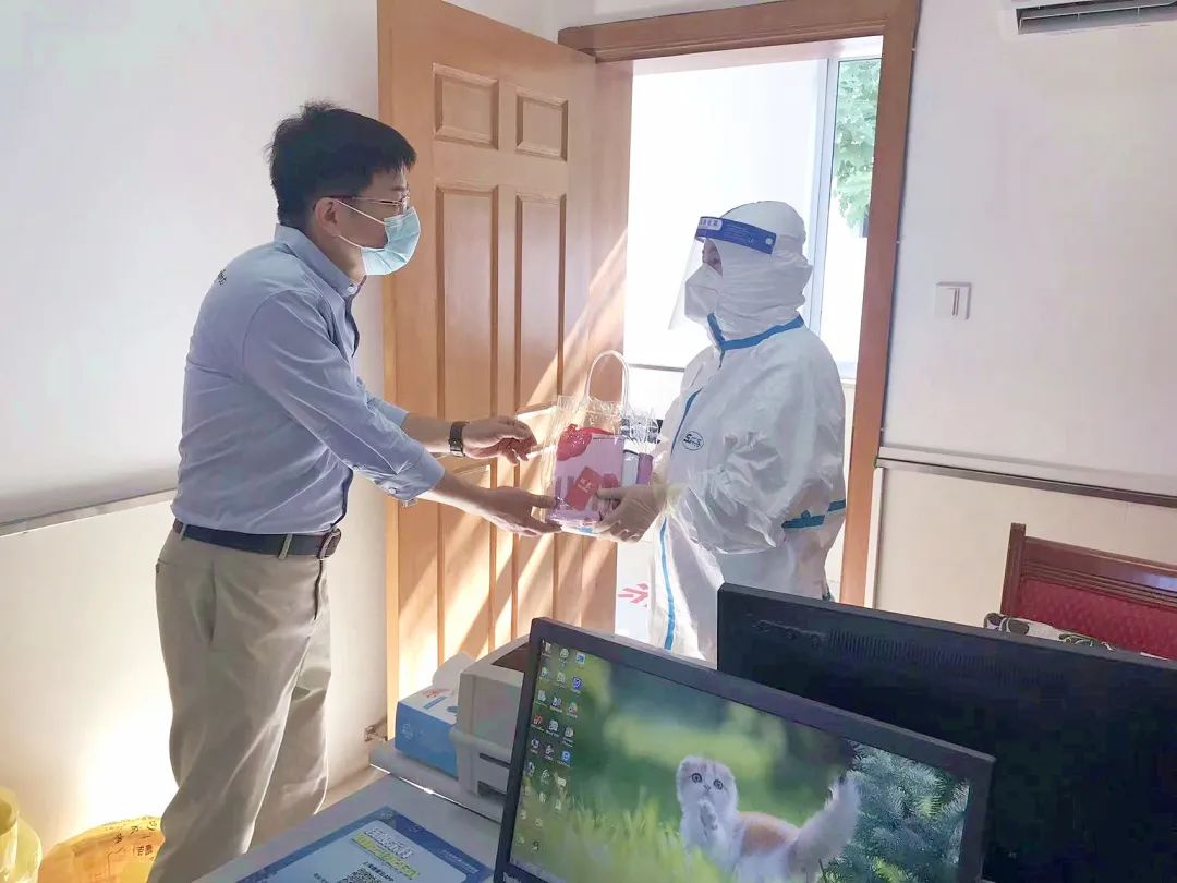 高温送清凉 关爱沁心田——区卫健委党政工领导慰问战高温一线职工_澎湃号·政务_澎湃新闻-The Paper