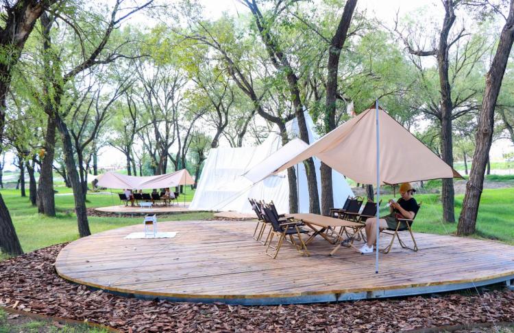 多样,提供多种游玩选择孩子们在沙坑玩耍,尽享欢乐市民正在林下休憩