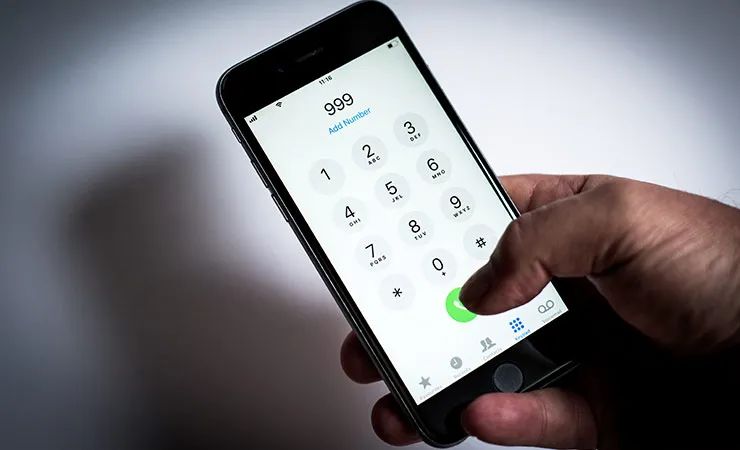 可拨打101连线当地警方；如遇紧急情况，应拨打999紧急报警，急救电话111。在美国，遇到威胁生命安