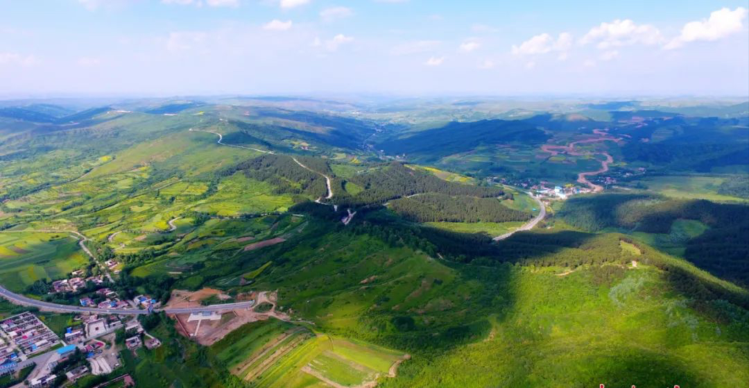 积石山上景观多旅游大通道掠影