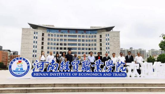 澎湃号>河南高教>来宾一行参观了电子商务产业园,多模态外语实训中心