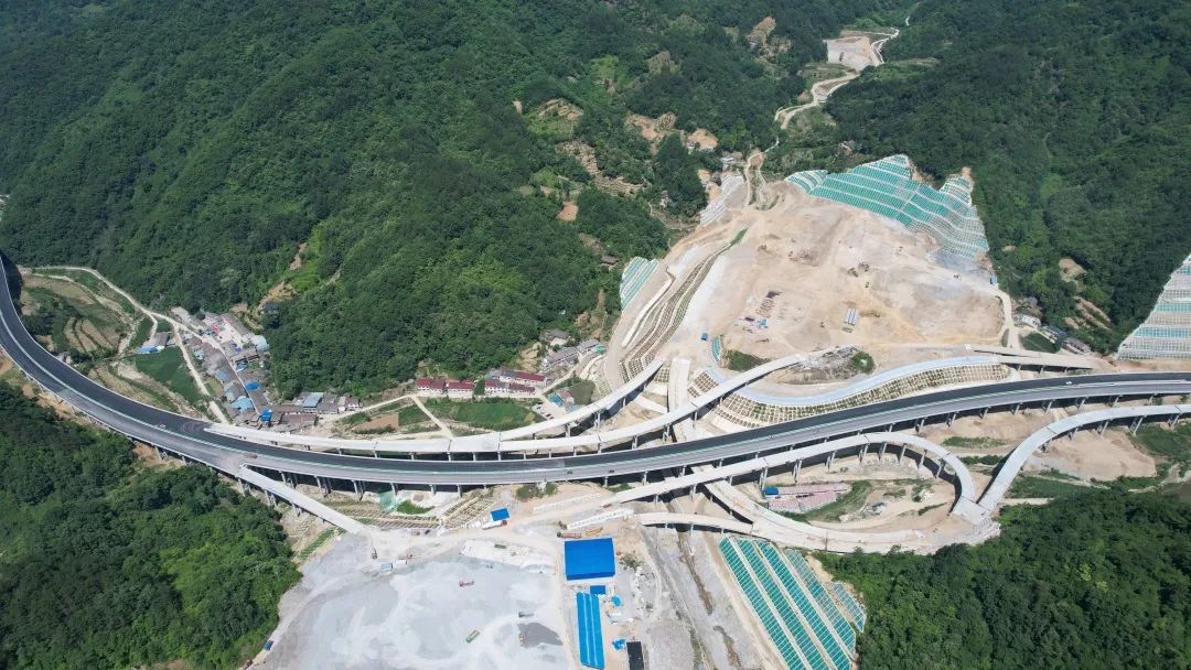 拌合站砂石分离回收系统,减少污水排放;在枣菏高速微山湖大桥建设中