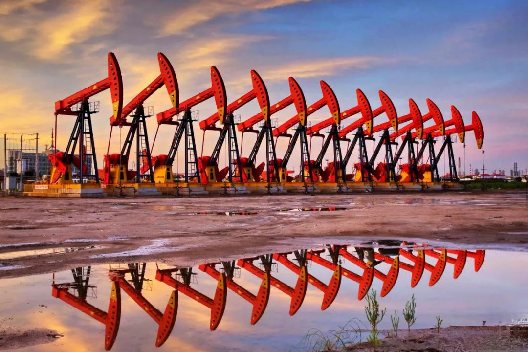 "游梁式抽油机"它的学名叫作俗称"磕头机"工作时好像在重复磕头的机械