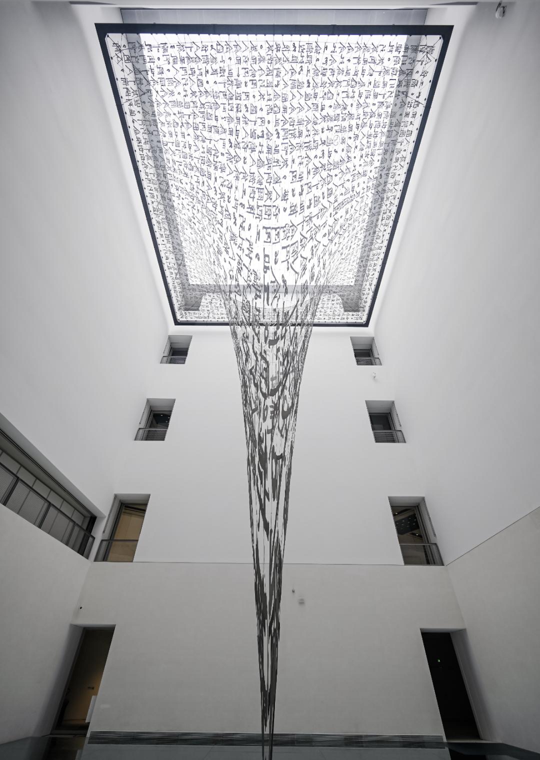 现场浦东美术馆供图整体而言,整个装置是一个巨大的视错觉模型