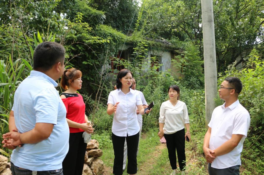 郑琼在翁寨村调研时强调切实发挥监督首责助力旅游发展大提质
