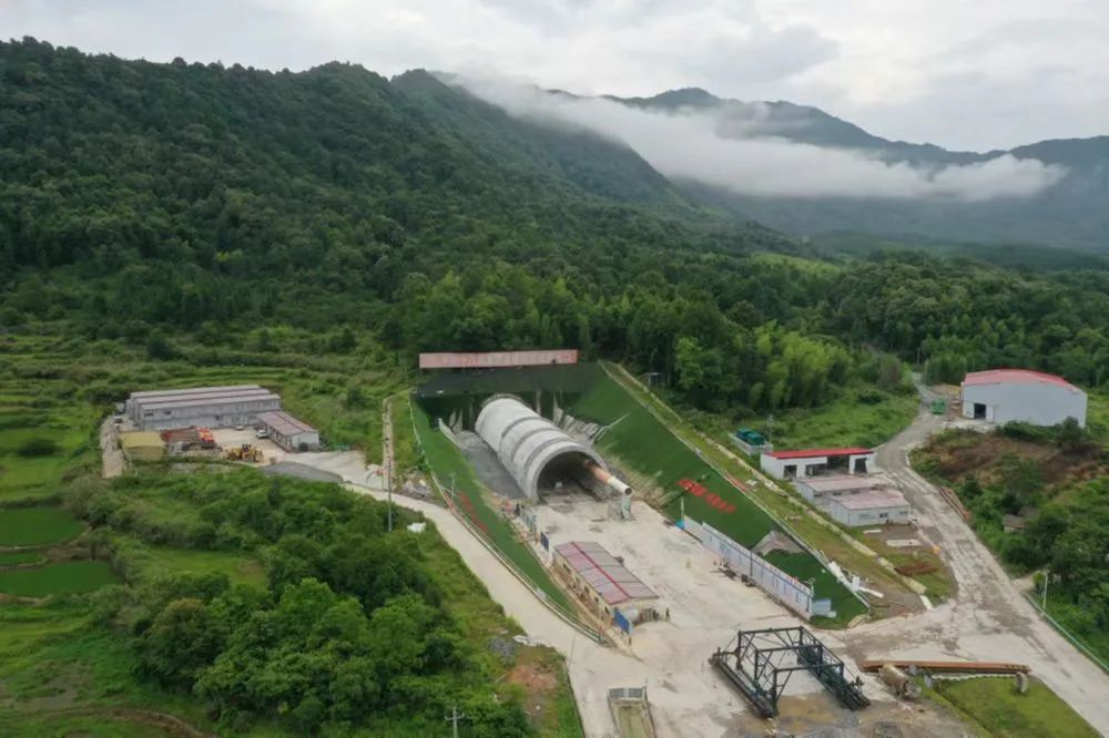 昌景黄高铁江西段最长隧道贯通