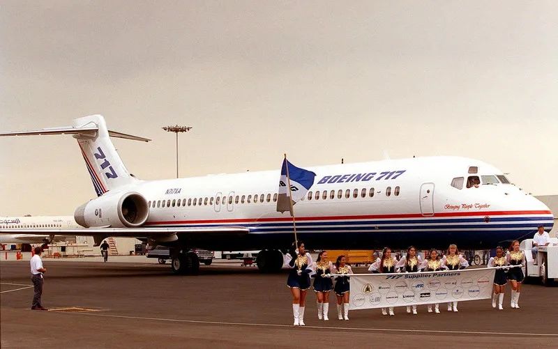 波音717原型機小型支線客機的火爆促使福克f70在1993年4月4日首飛,該