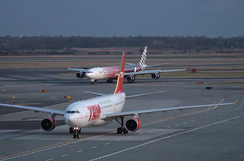 a340与a330迄今为止,所有空客客机都采用电传飞控技术,波音直到1994年