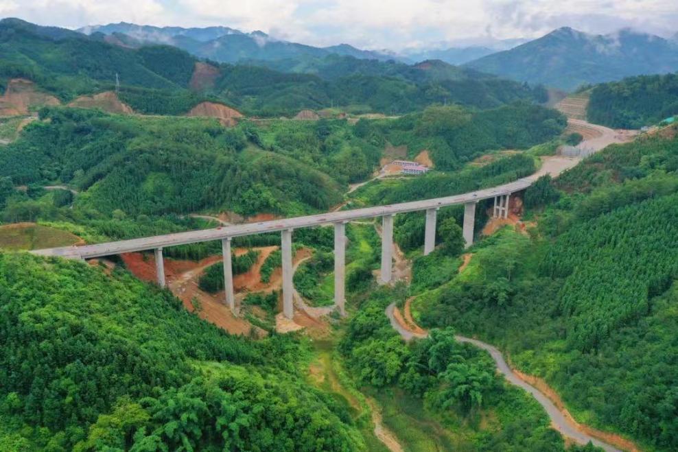 广西县县通高速倒计时田西高速建设难度最大标段贯通