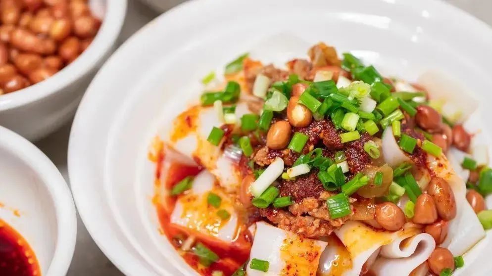 红油汤和辣椒粉散发出典型的贵州香辣风味,又糯又滑的米皮搭配脆哨