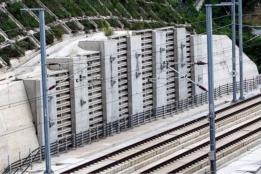 路堑内铁路路基两侧的侧沟会沿着边坡上修有的吊沟天沟截留的雨水(图