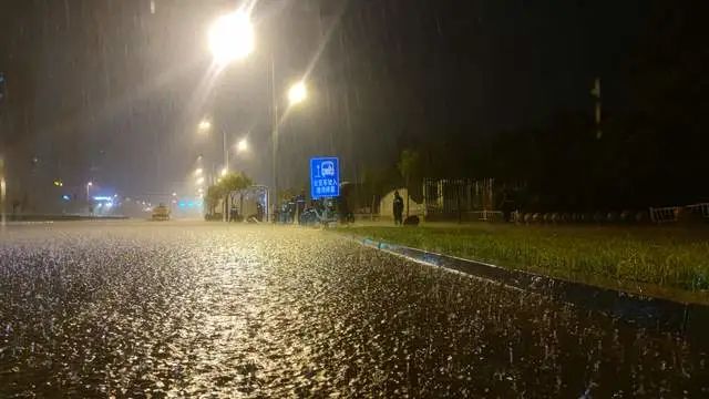 夜晚暴雨图片大全大图图片