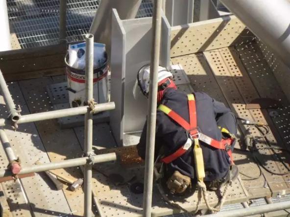 氧气管怎么带鼻子上找找！上百条现场不规范作业隐患，你能找全吗？_https://www.jmylbn.com_新闻资讯_第34张