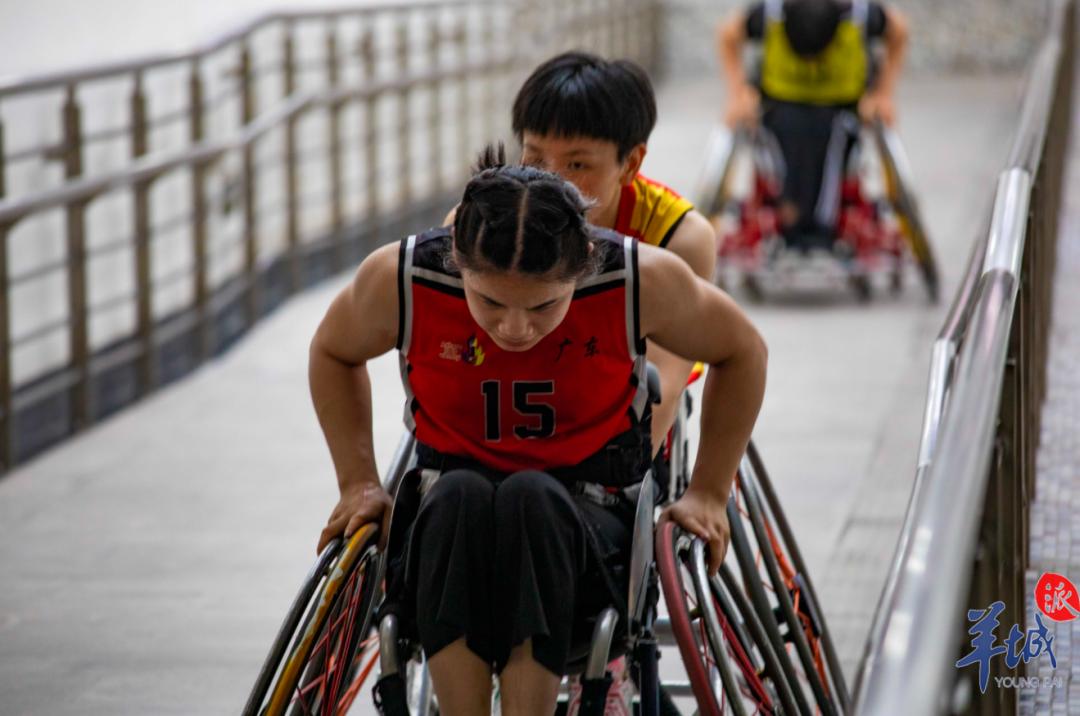轮椅女孩逐梦篮球