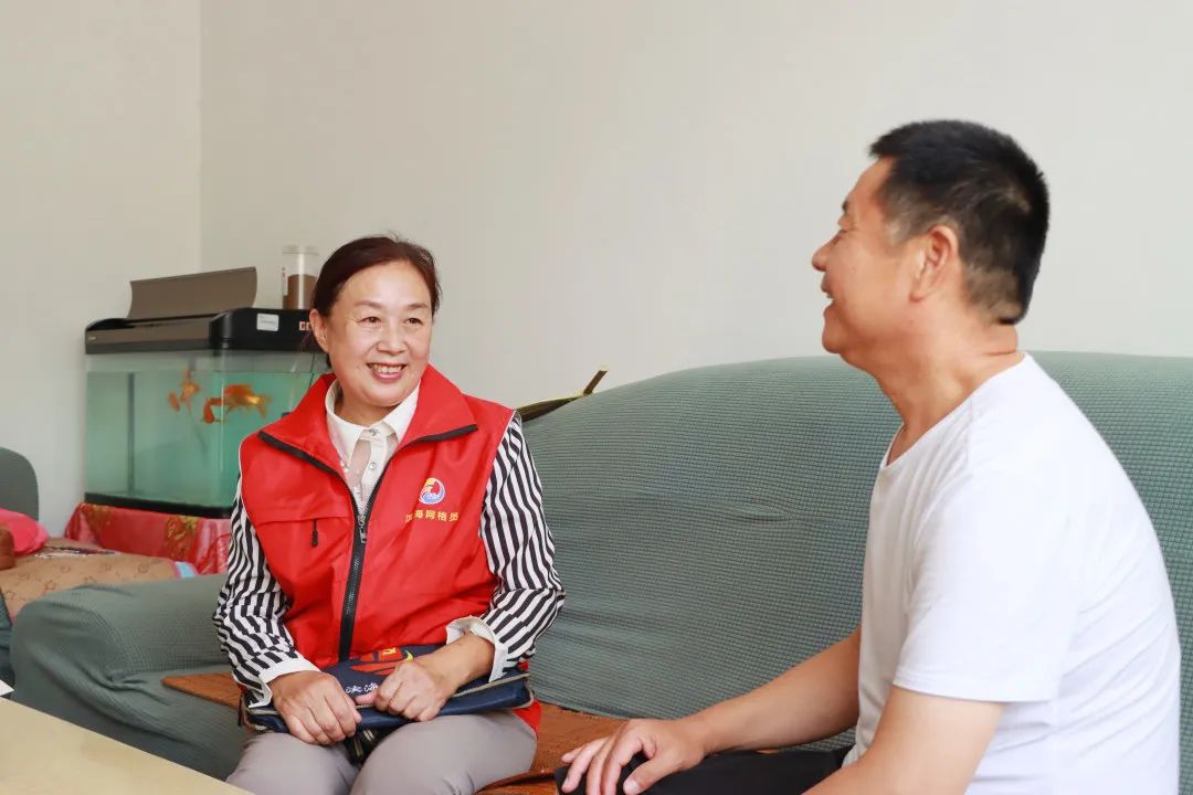 74近日,记者来到大家洼街道金辉社区宜居园小区,见到了这位小区居民