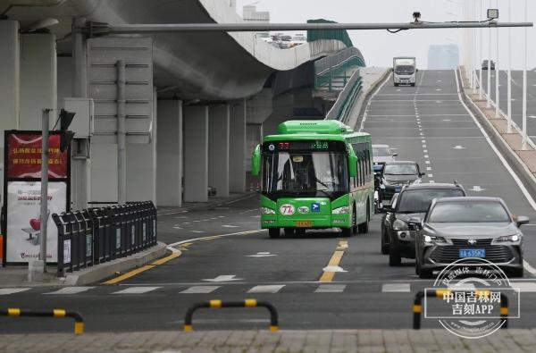 77号线路新能源公交车运行了一段时间,管理部门对一些网友关心的热点