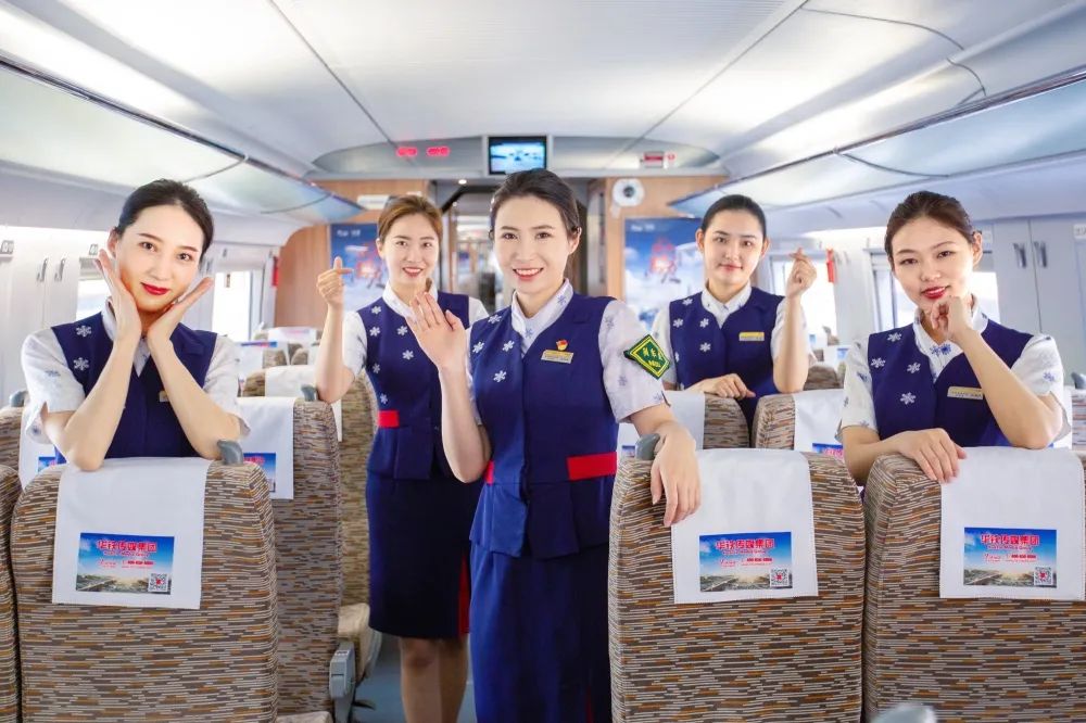 哈尔滨客运段中国铁路哈尔滨局集团有限公司微笑甜美的列车乘务员来自