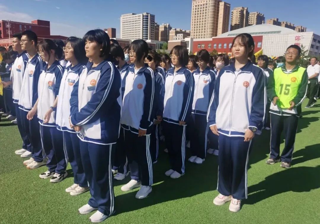 全新启航市一中东胜校区首次升旗仪式