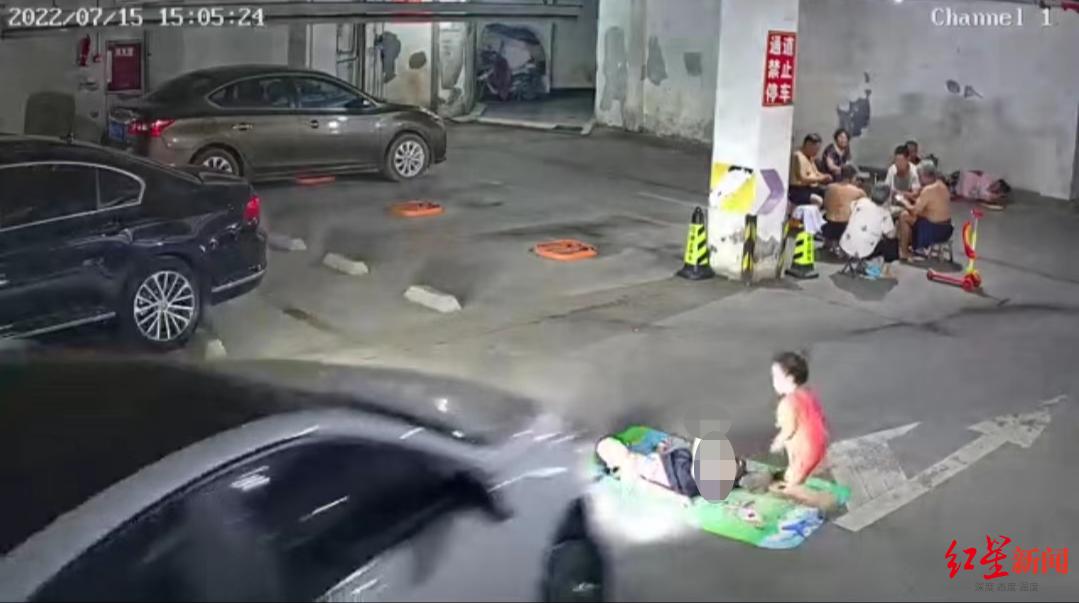 监控视(shi)频(pin)拍摄到的(de)事发过程