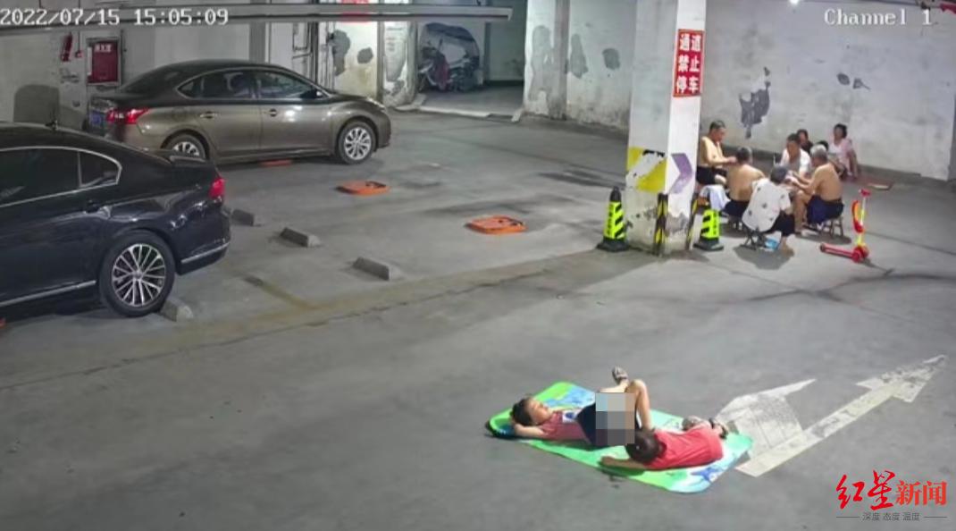 事发前,两个孩子躺在通道上玩耍,奶奶在旁边看人(ren)玩扑克