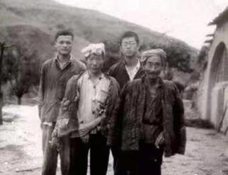 与乡亲们(men)在一起。左起:史简华、王振韩、谢侯之、李富贵