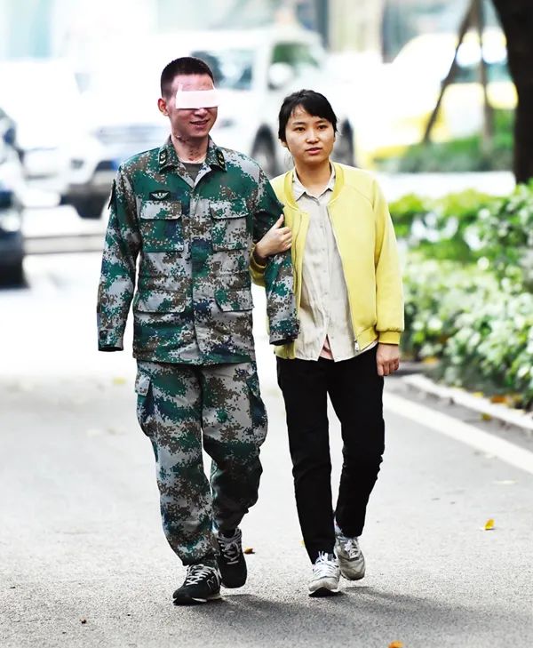 当杜富国摘下墨镜