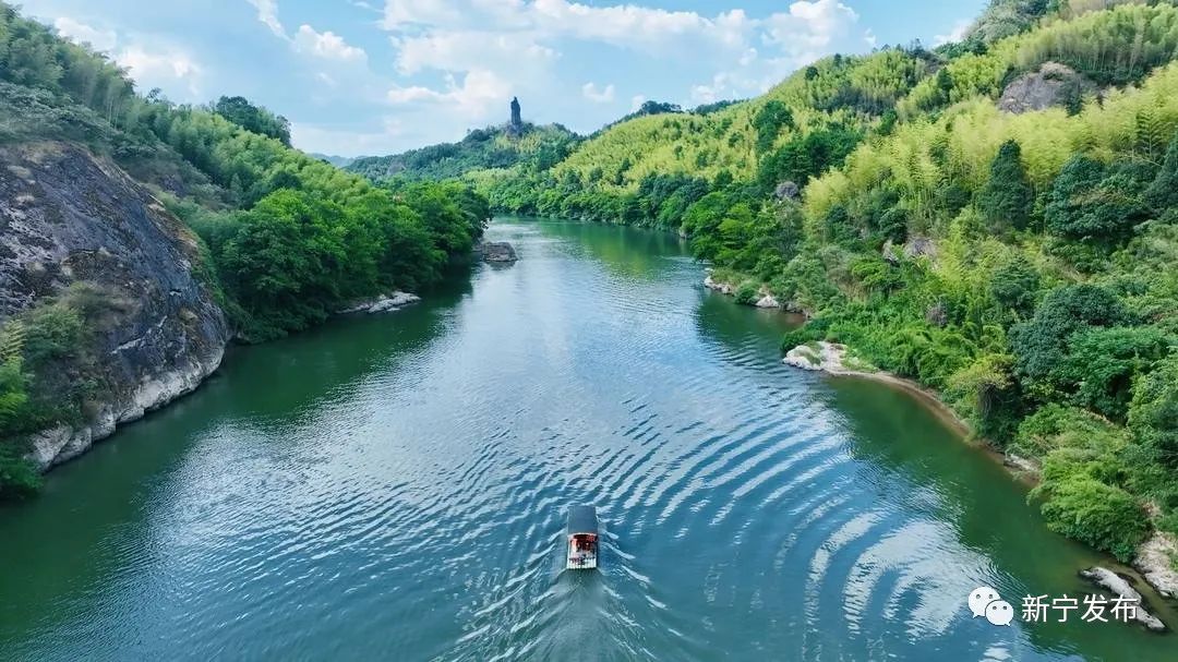 那么就去扶夷江景区,三五好友静坐竹筏,或沿江戏水,也不失是一个别样