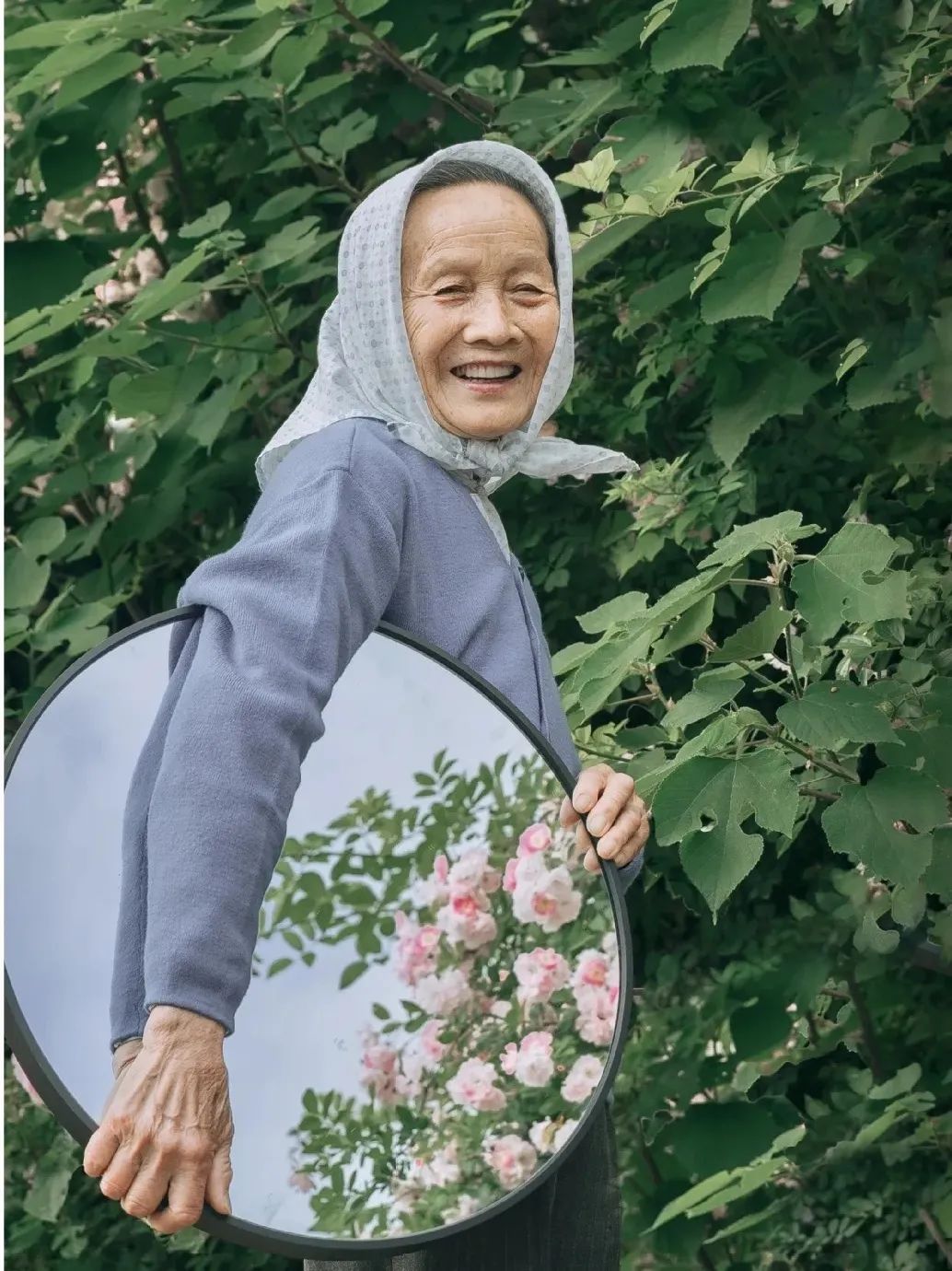 60岁外婆活到老、美到老，除了心态年轻，退休后认真打扮也很重要_梅梅道来_女人_毛衣