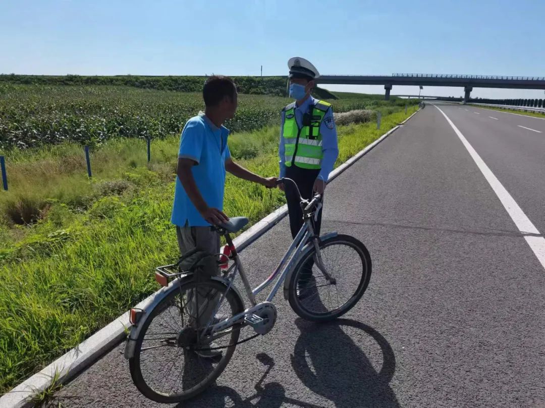 男子骑自行车在高速公路上逆行吉林高速公安及时制止并救助