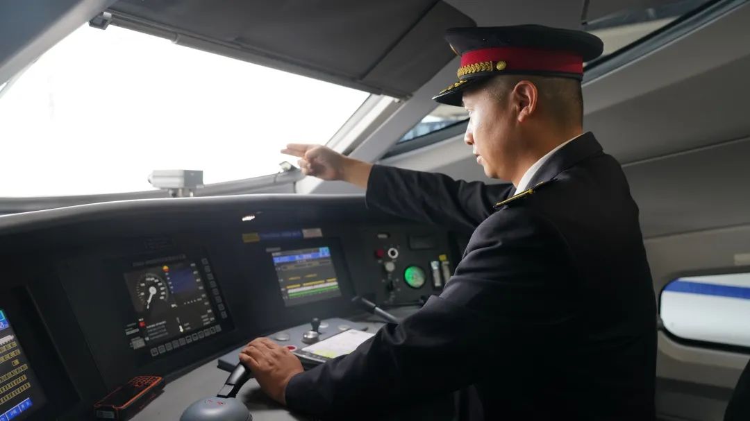 机车乘务员受到旅客点赞,因为他们.