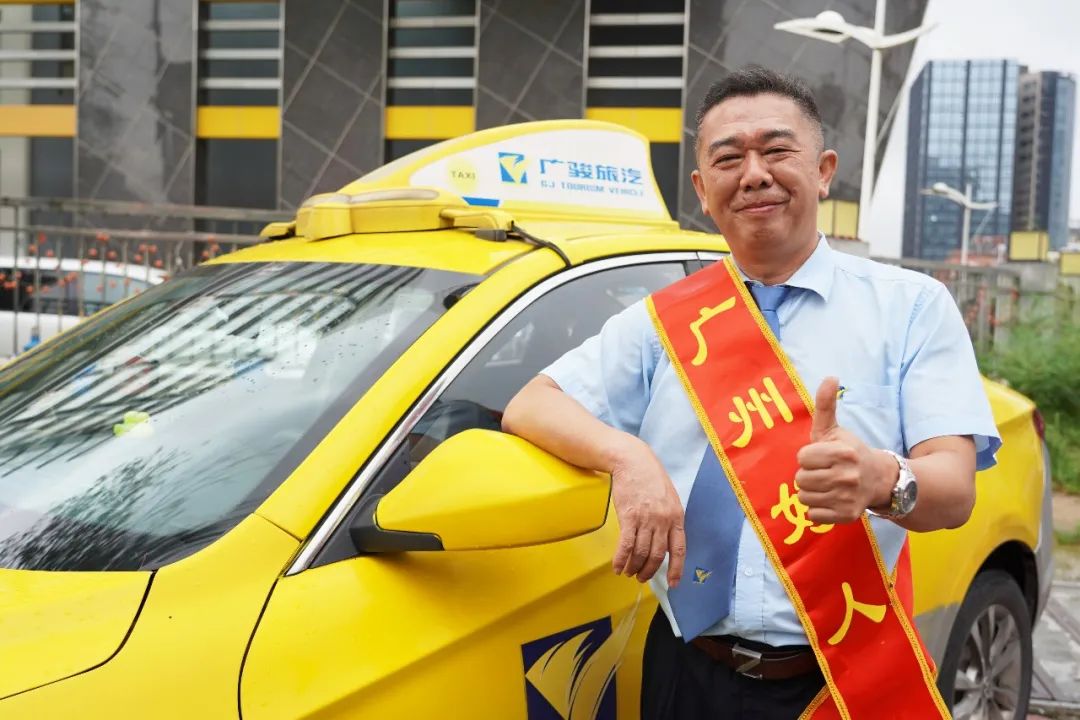 澎湃号>广州公交>陈显康来自广东省河源市,自加入广州出租车行业以来