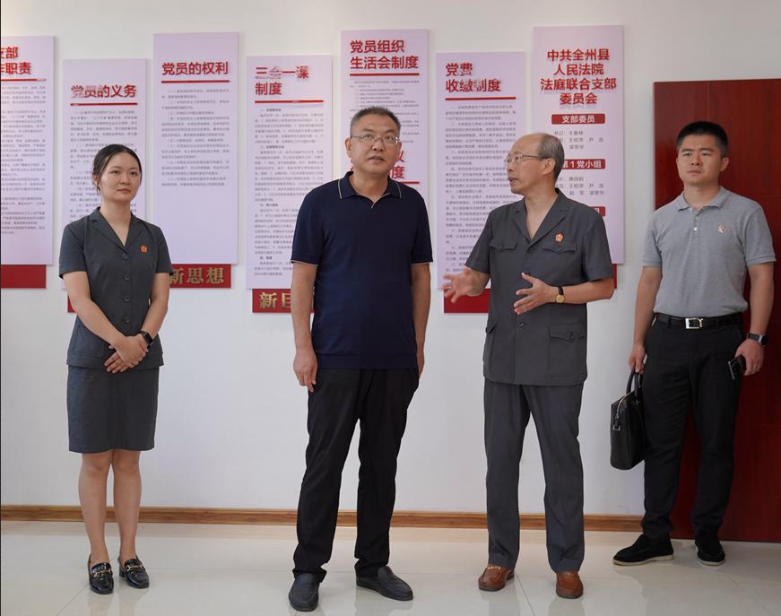 王连祥一行实地查看了绍水人民法庭安检场所,警用装备室,监控室,立案