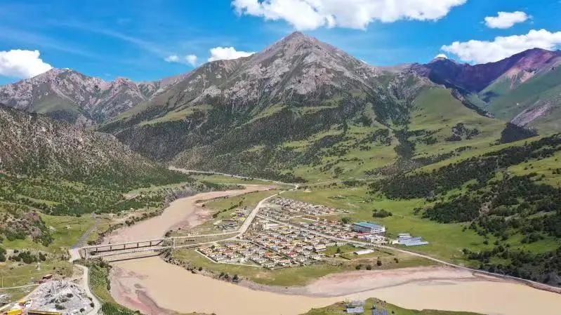 图为航拍下的青海省玉树藏族自治州杂多县昂赛乡,扎曲在这里画出美丽