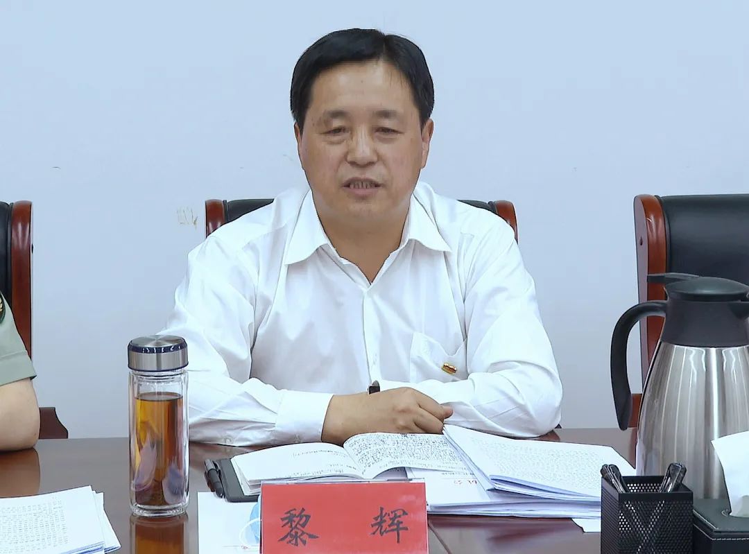 黎辉参加县委十六届四次全会分组讨论