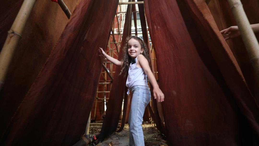 挖薯莨做香云纱!亚美尼亚小女孩对中国文化着迷|缤fun佛山